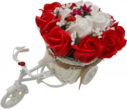 Aranjament trandafiri rosii si albi Bicicleta cu flori