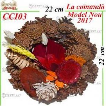 Coroane decorative din con natural impodobit diametru 22 cm