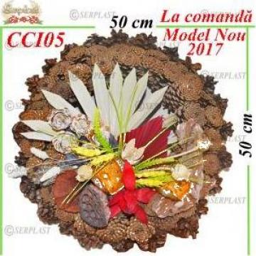 Coroane decorative din con natural impodobit diametru 50 cm